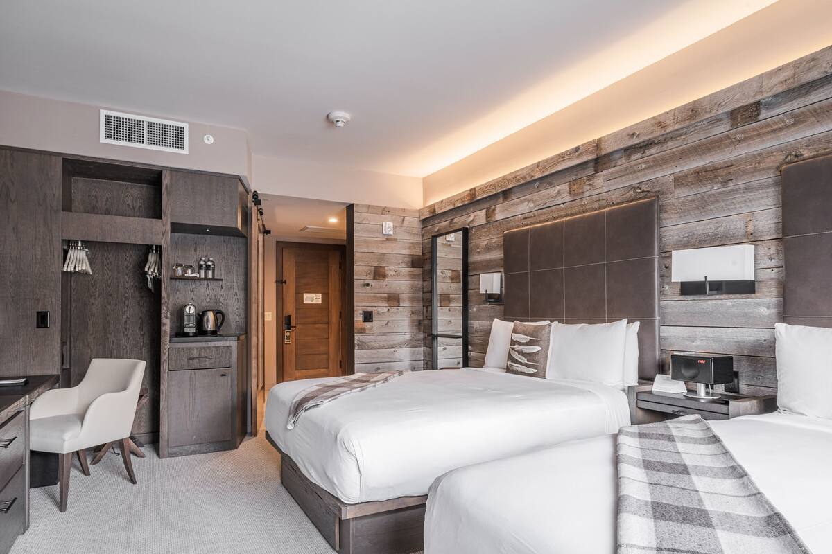 Superior Double Queen Room | أغطية فراش متميزة وألحفة محشوة بالريش وأسرّة بطبقة علوية مريحة