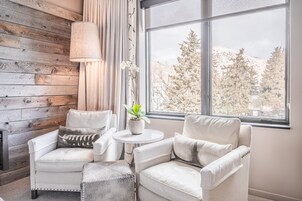 高档床上用品、羽绒被、加厚床垫、客房内保险箱