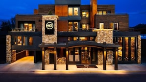 A modern hotel with a stone facade, multiple stories, and a prominent entrance. - Hotel Jackson (Jackson)