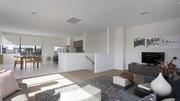 40 Coast Drive  | Living room | TV