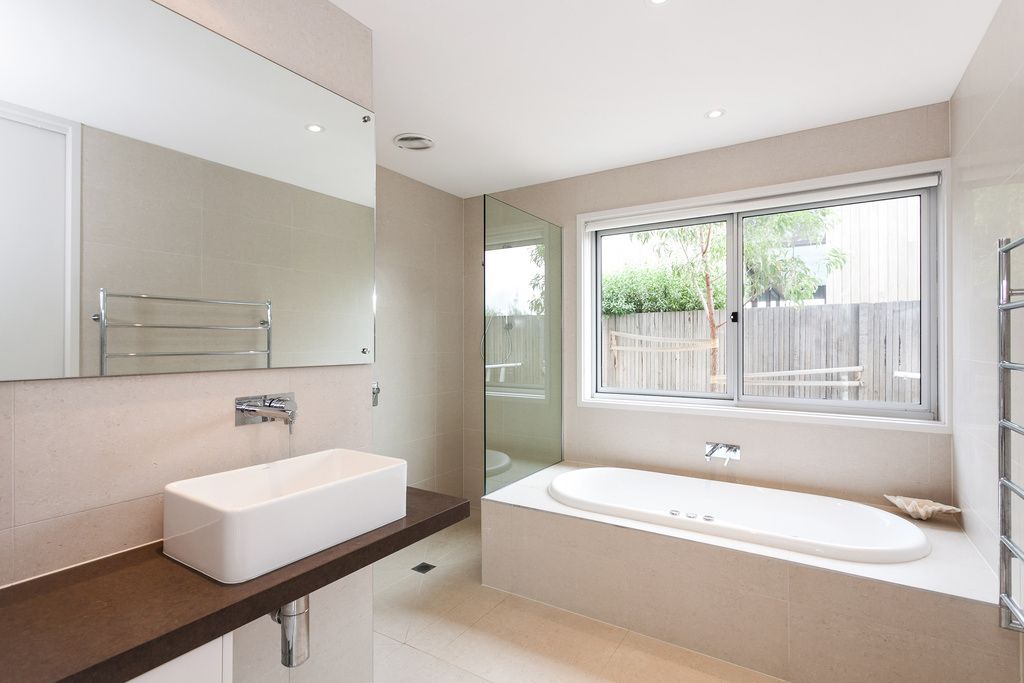 263 the esplanade | bathroom | separate bathtub and shower, hair dryer, towels