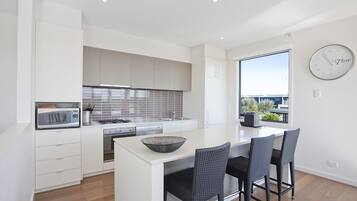 Appartement « Premier » (2 Pebble ) | Cuisine privée | Réfrigérateur, micro-ondes, four, plaque de cuisson