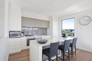 2 Pebble | Private kitchen | Fridge, microwave, oven, stovetop - Beach & Golf Stays Torquay (Torquay)