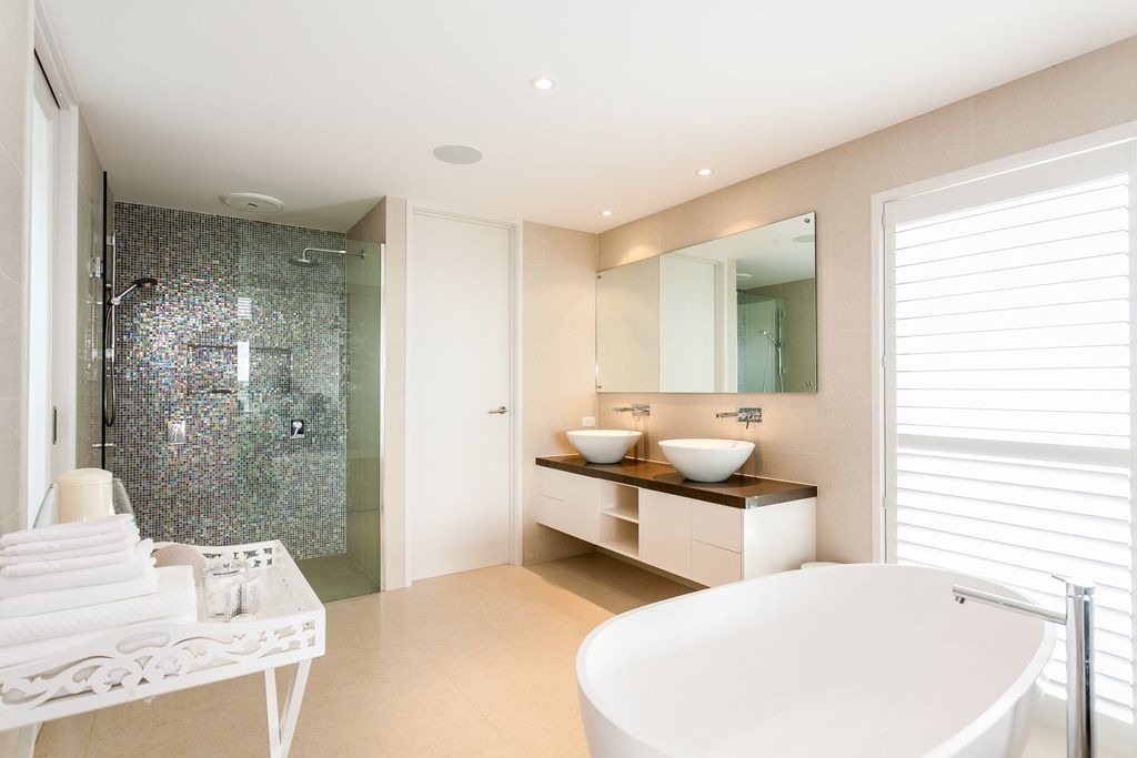 263 the esplanade | bathroom | separate bathtub and shower, hair dryer, towels