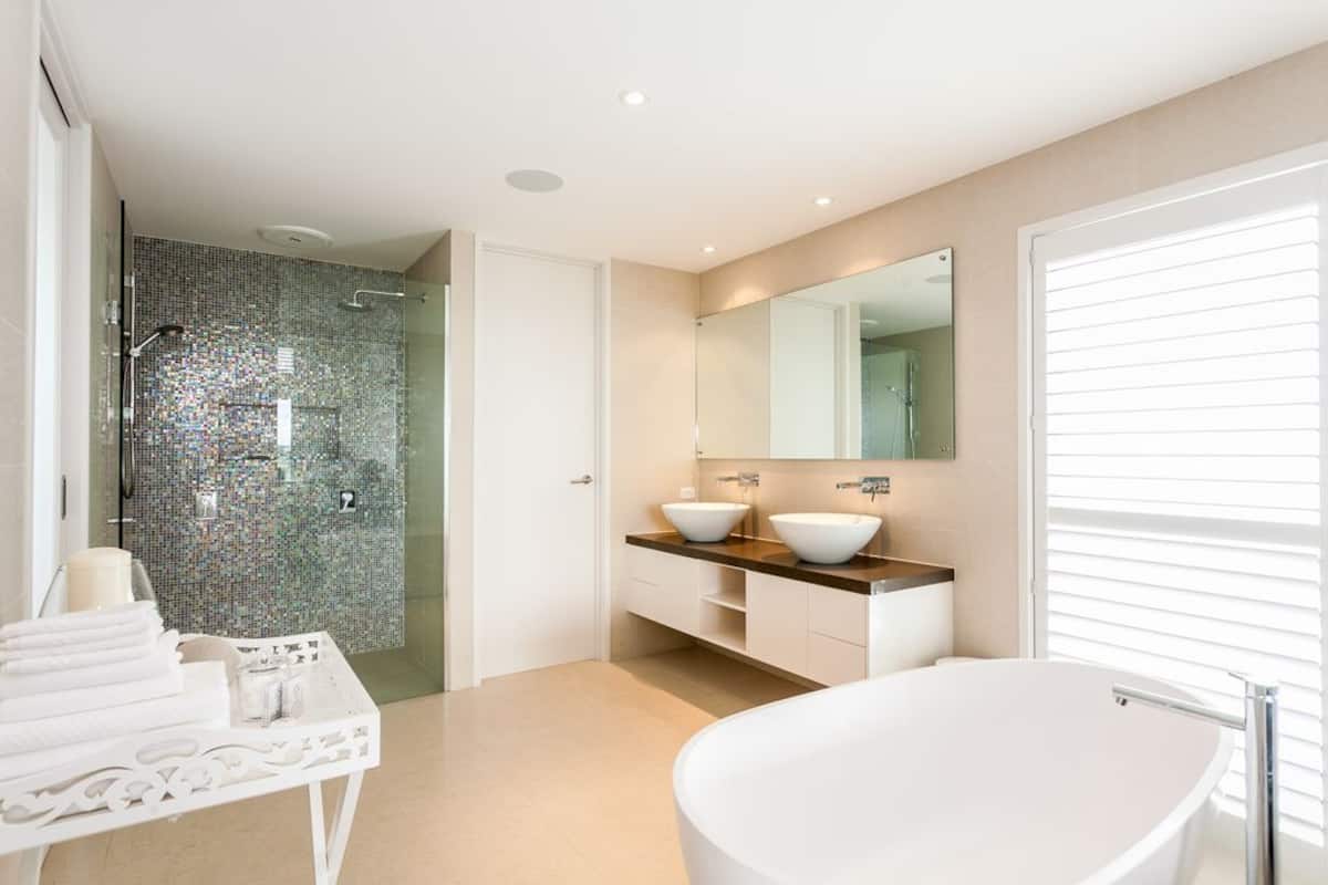 263 the esplanade | bathroom | separate bathtub and shower, hair dryer, towels