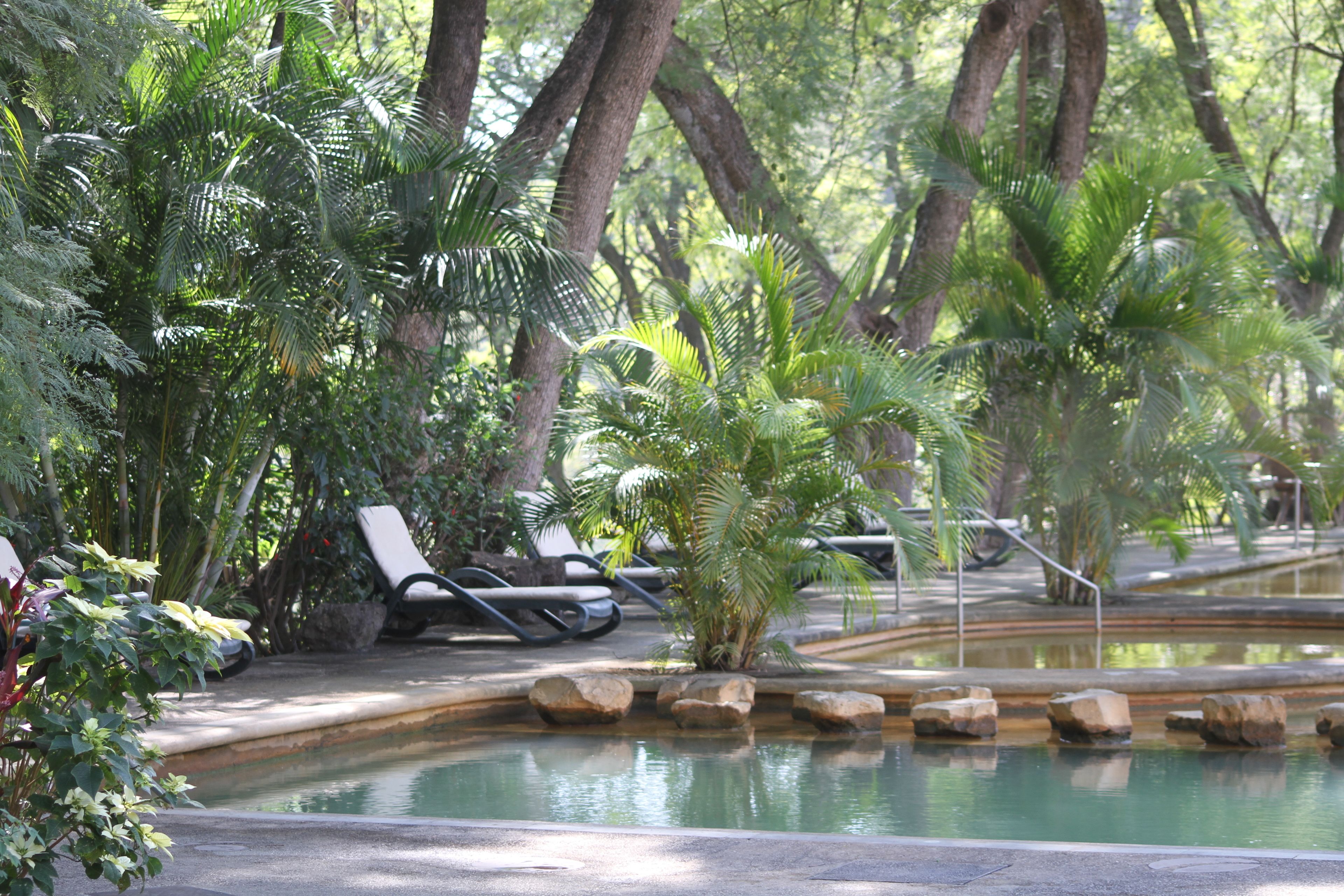 6 albercas al aire libre y sombrillas en la alberca 