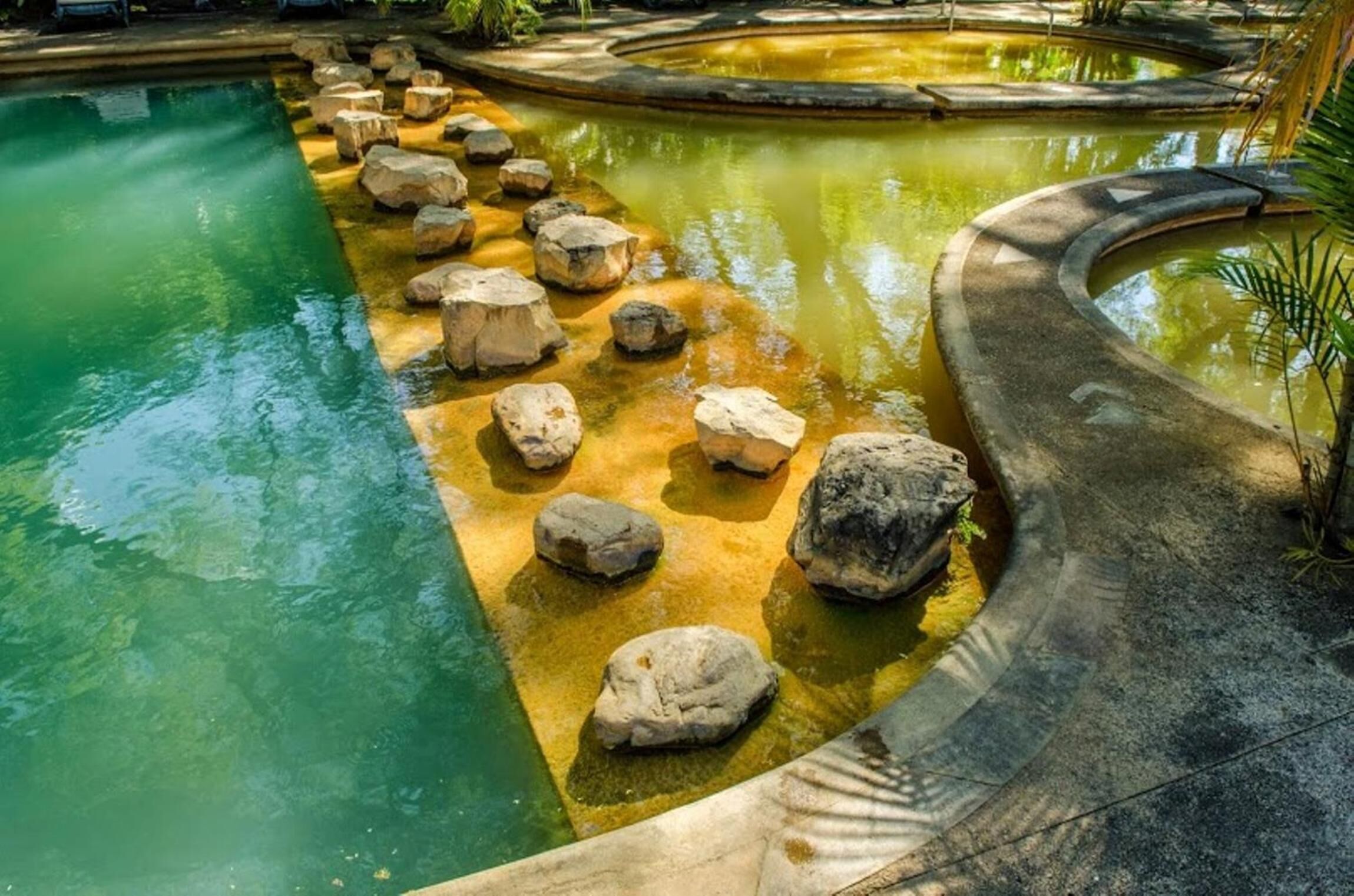 6 piscinas al aire libre, sombrillas