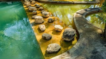 6 piscinas al aire libre, sombrillas
