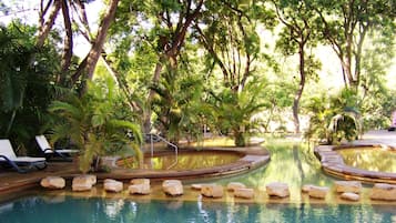 6 piscinas al aire libre, sombrillas