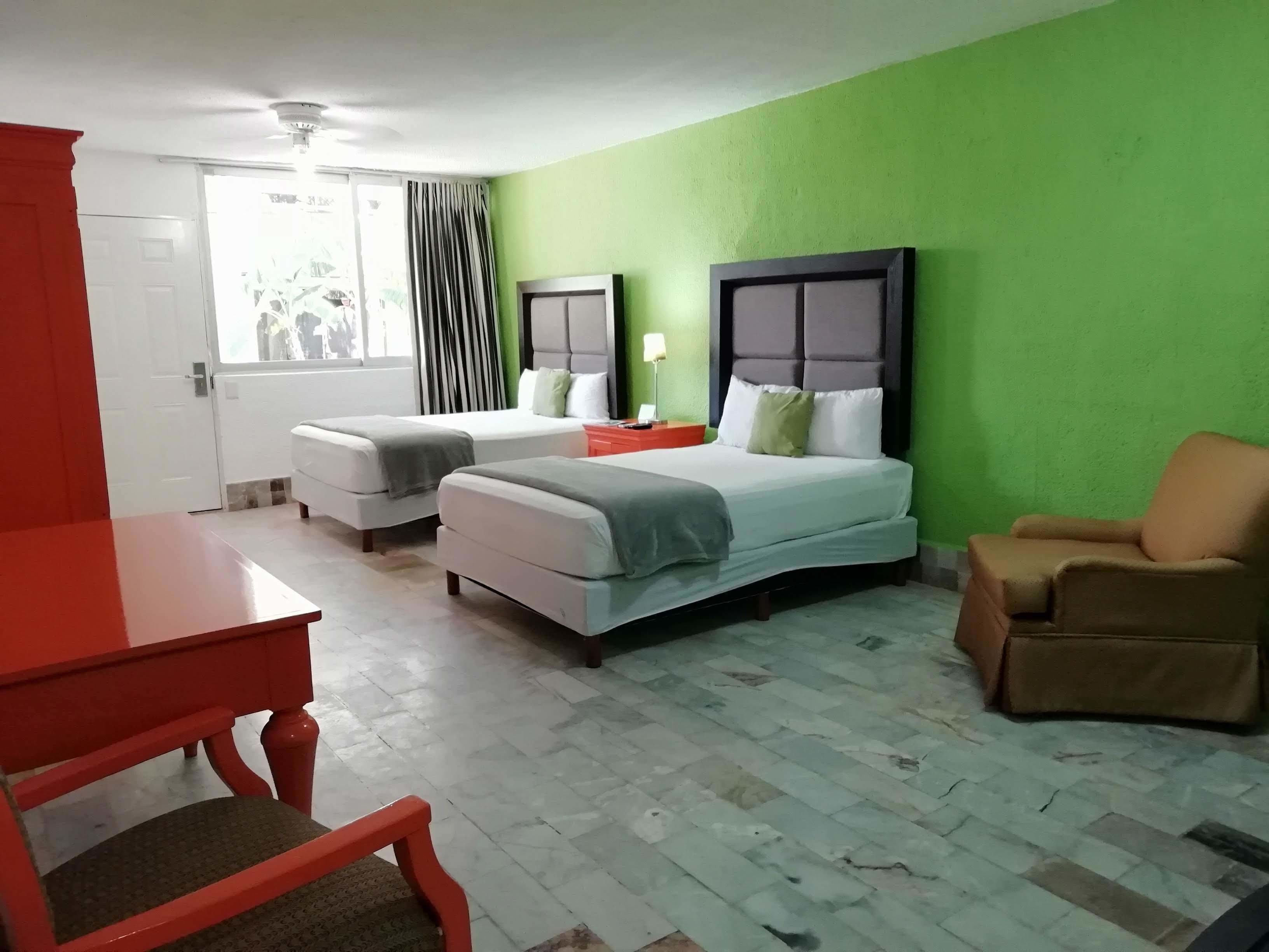 Quarto com design assinado, 2 camas de casal | Vista do quarto
