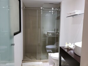 Comfort szoba, 1 king (extra méretű) franciaágy | Fürdőszoba | Zuhanyzó, törölközők, szappan és sampon