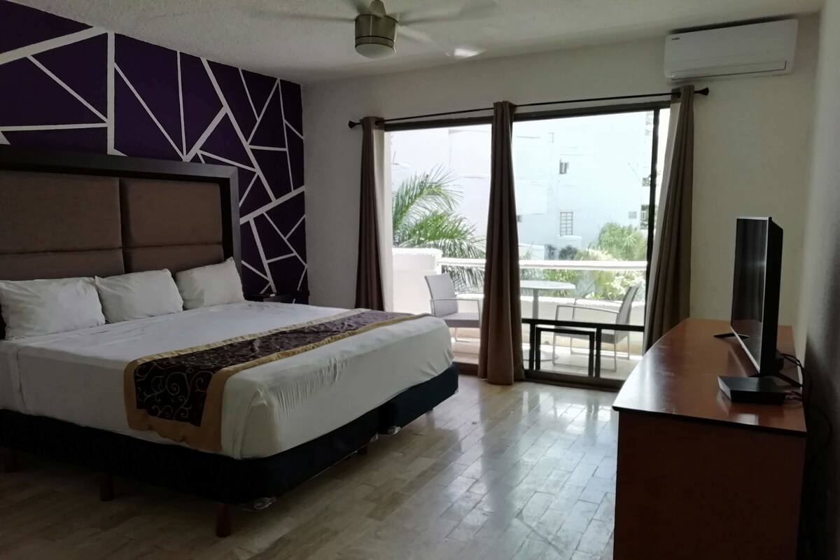 Comfort Room, 1 King Bed | Bed sheets