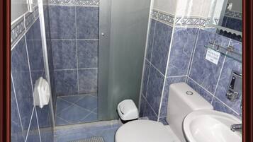 Basic Twin Room | Bathroom | Hair dryer, towels