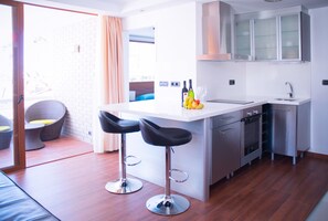 Full-sized fridge, microwave, stovetop, coffee/tea maker - Apartamentos Dunaoasis Maspalomas (San Bartolomé de Tirajana)