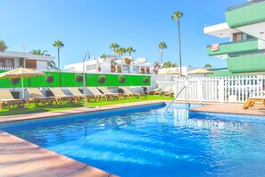 Outdoor pool, pool umbrellas, pool loungers - Apartamentos Dunaoasis Maspalomas (San Bartolomé de Tirajana)