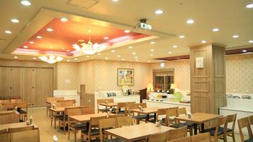 2 restaurants, lunch, dinner served; Japanese cuisine