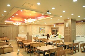 2 restaurantes; se sirve almuerzo y cena; cocina japonesa