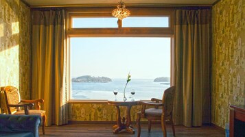 高档床上用品、羽绒被、加厚床垫、迷你吧（备有免费物品）