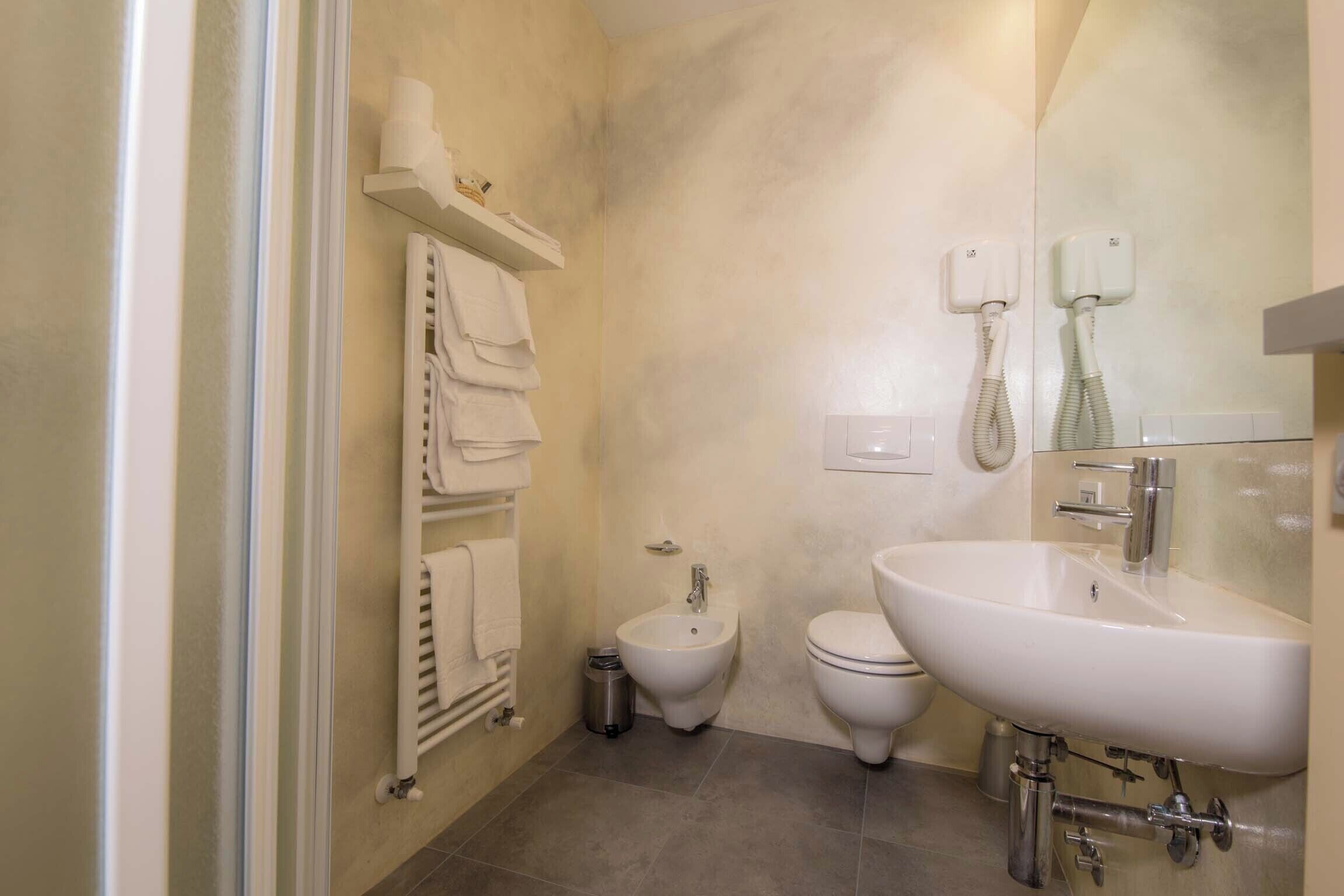 double room | bathroom | shower, free toiletries, hair dryer, bidet