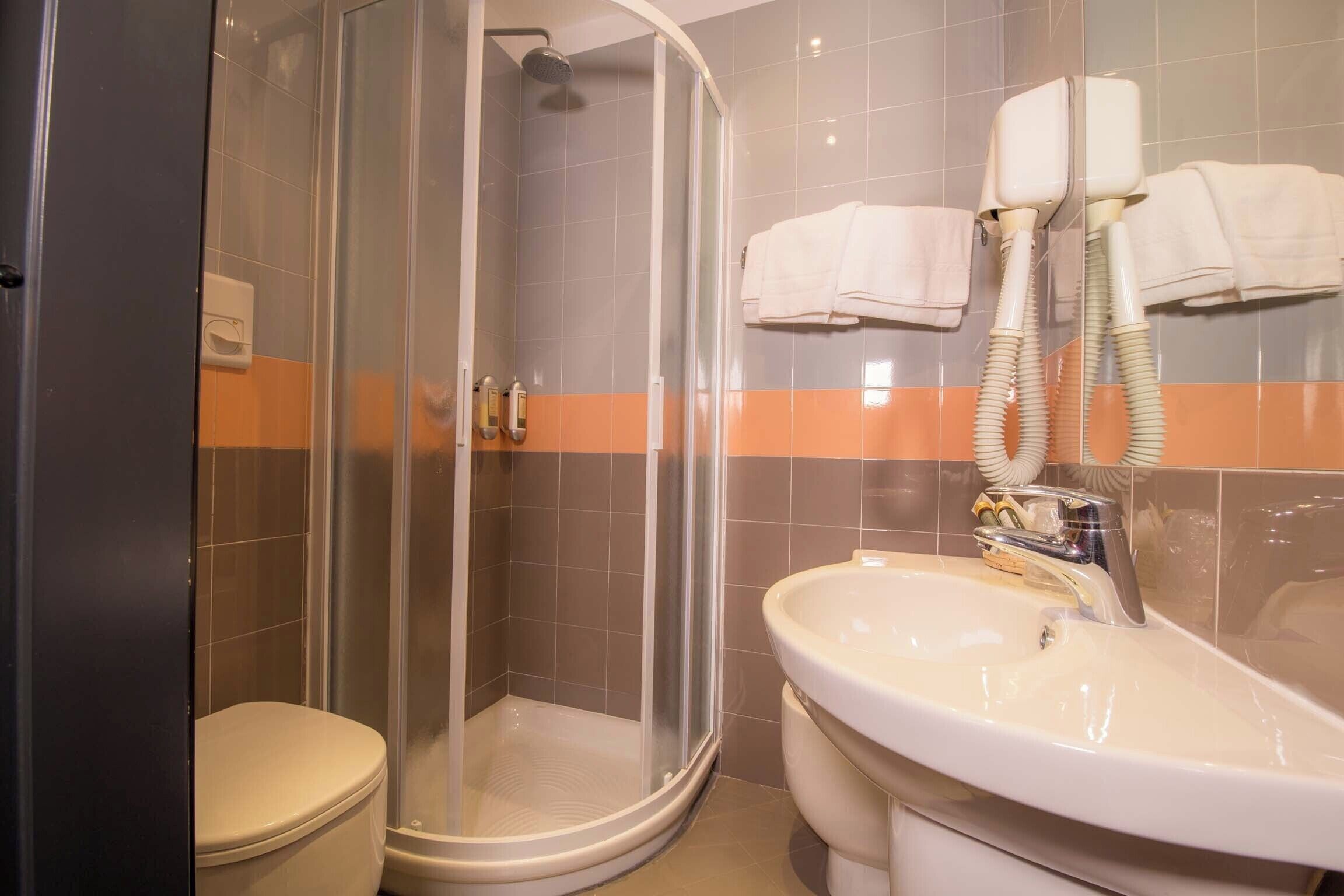 double or twin room, balcony, partial lake view | bathroom | shower, free toiletries, hair dryer, bidet