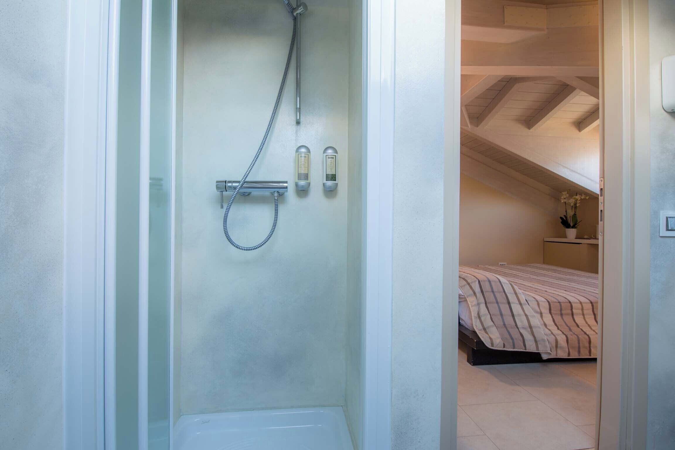 double room | bathroom | shower, free toiletries, hair dryer, bidet