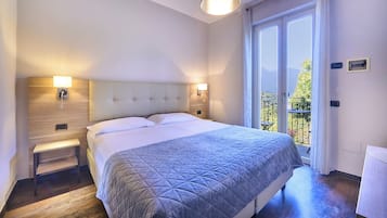 Dobbelt- eller tomannsrom, balkong, delvis utsikt mot innsjø | Sengetøy av topp kvalitet, safe på rommet og strykejern/-brett