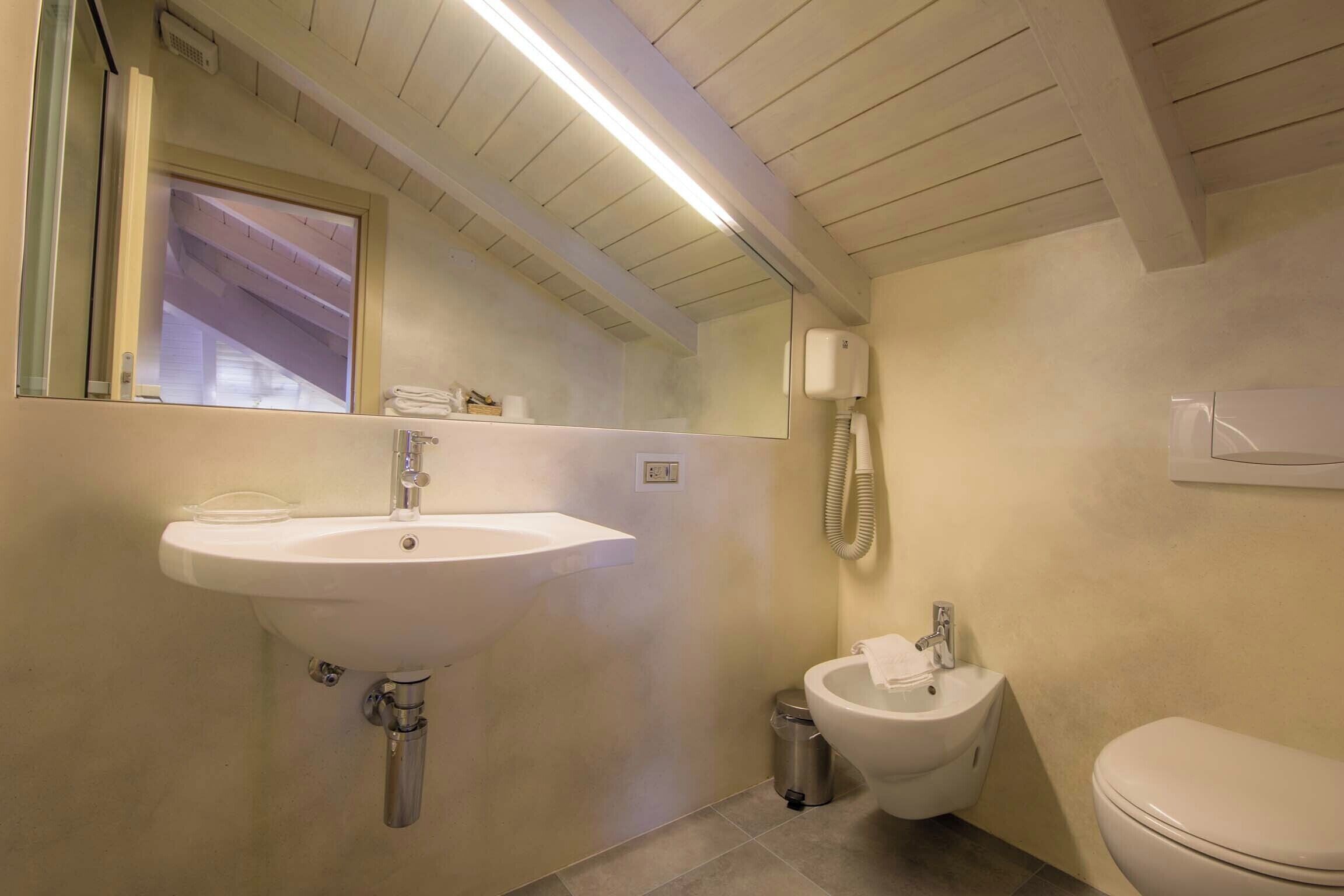 double room | bathroom | shower, free toiletries, hair dryer, bidet