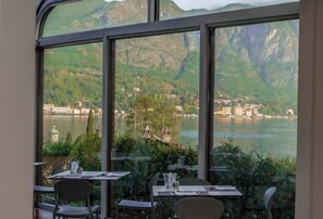 Petit déjeuner buffet (15 EUR par personne)