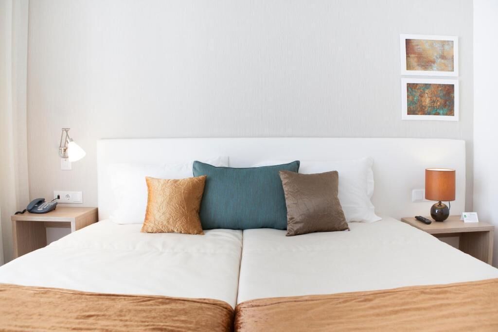 basic twin room | 1 bedroom, minibar, in-room safe, blackout curtains