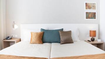Standard Twin Room | Minibar, blackout curtains, soundproofing, iron/ironing board