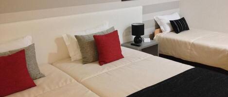 Familjerum | Minibar, mörkläggningsgardiner, ljudisolering och strykjärn/strykbräda