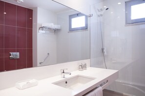Articles de toilette gratuits, sĂšche-cheveux, serviettes fournies
