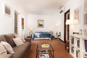 24-inch LED TV with satellite channels, TV - In Toscana Affittacamere (Pienza)