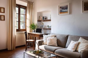 24-Zoll-LED-Fernseher mit Satellitenempfang, Fernseher