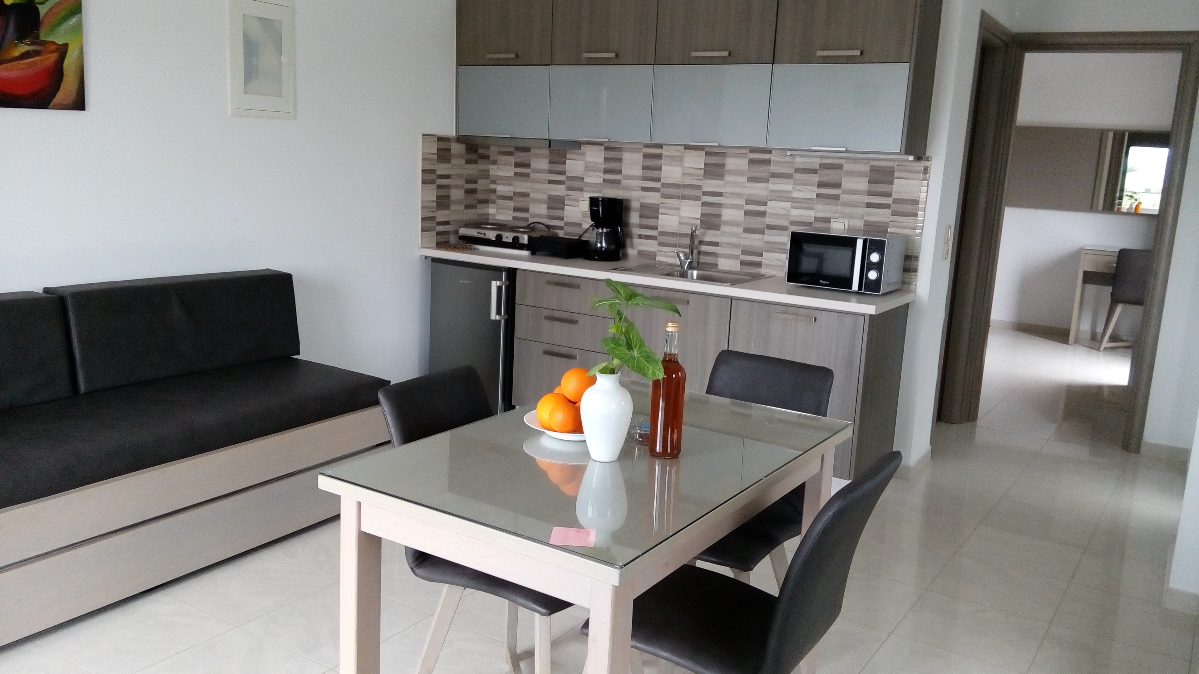 Apartamento executivo, vista para o mar | Cozinha americana privada | Geladeira, micro-ondas, cooktop, cafeteira/chaleira