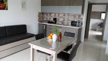 Apartamento executivo, vista para o mar | Cozinha americana privada | Geladeira, micro-ondas, cooktop, cafeteira/chaleira