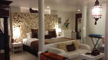Lotus Deluxe Room | ๊ฑฐ์ค ๊ณต๊ฐ | ์์ฑ ์ฑ๋ ์์ฒญ์ด ๊ฐ๋ฅํ 30์ธ์น TV