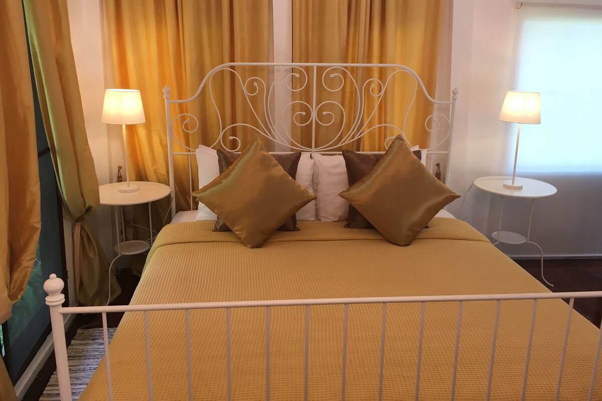 Egyptian cotton sheets, Select Comfort beds, in-room safe