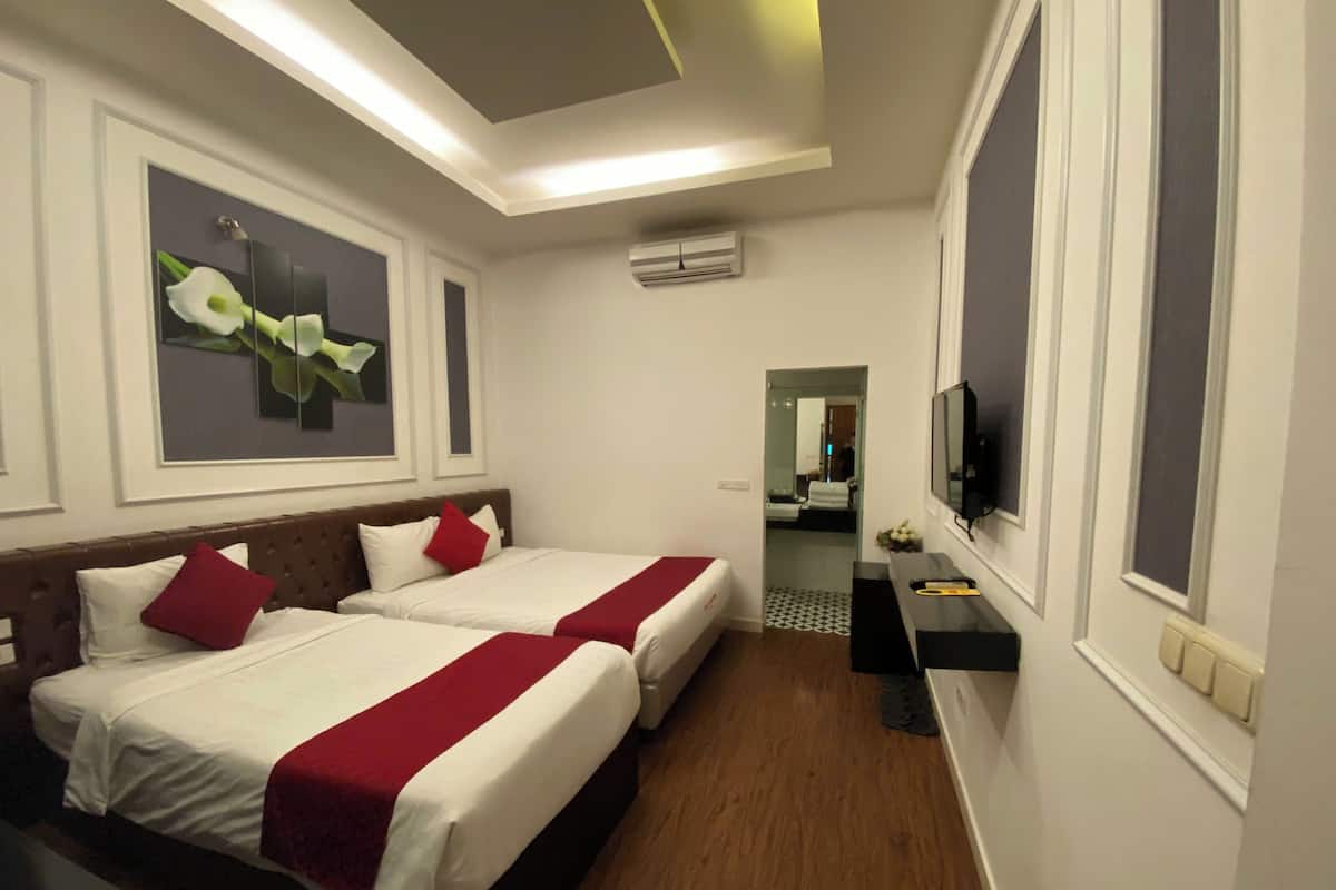 Standard Triple Room | 1 bedroom, Tempur-Pedic beds, minibar, in-room safe