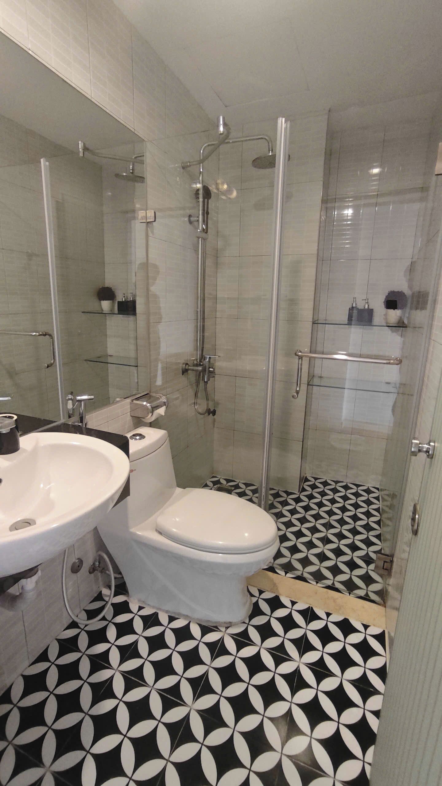 standard triple room | bathroom | shower, hydromassage showerhead, designer toiletries, hair dryer