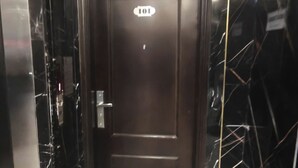 Ein Flur mit einer Tür, auf der “ALISA SPA” steht und die Nummer “101” angebracht ist.