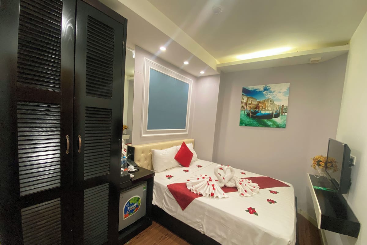Superior Queen Room No Window | 1 bedroom, Tempur-Pedic beds, minibar, in-room safe