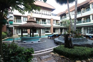 A courtyard with a pool, lounge chairs, and a gazebo. - P.P. Palmtree Resort (Ko Phi Phi)