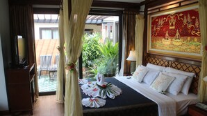 Una camera d'albergo con un letto, una TV, una scrivania e vista all'esterno.
