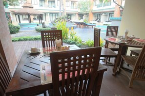 Frokost og lunsj serveres, internasjonale retter, utsikt mot bassenget 