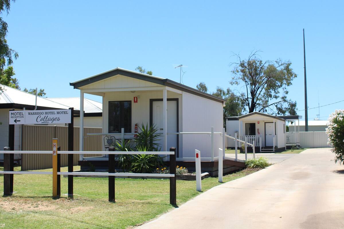 Cabana, 1 cama de casal | Área de estar | TV de tela plana 30 polegadas com canais a cabo, TV