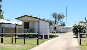 Cabane, 1 lit double | Coin séjour | Télévision à écran plat de 30 pouces avec chaînes par câble, télévision
