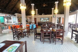 Melayani sarapan 