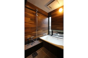 Traditional House, 3 Bedrooms, Kitchen, Garden View | Bathroom | Separate tub and shower, deep soaking tub, free toiletries, hair dryer - Momohana-an Machiya Holiday House (Kyoto)