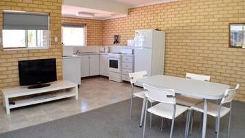 Apartment, 1 Schlafzimmer | Wohnbereich | 40-Zoll-Flachbildfernseher mit Digitalempfang, Fernseher